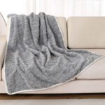 Pet Plush Blanket Thick Warm Waterproof Machine Washable Soft Cozy Winter Dog Cat Bed Throw Blanket Sleeping Quilt Pet Supplies - Image 2